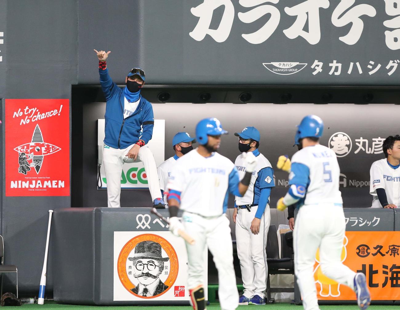日本ハム対楽天　7回裏、本塁打を放ったヌニエスを出迎える新庄剛志監督（撮影・黒川智章）