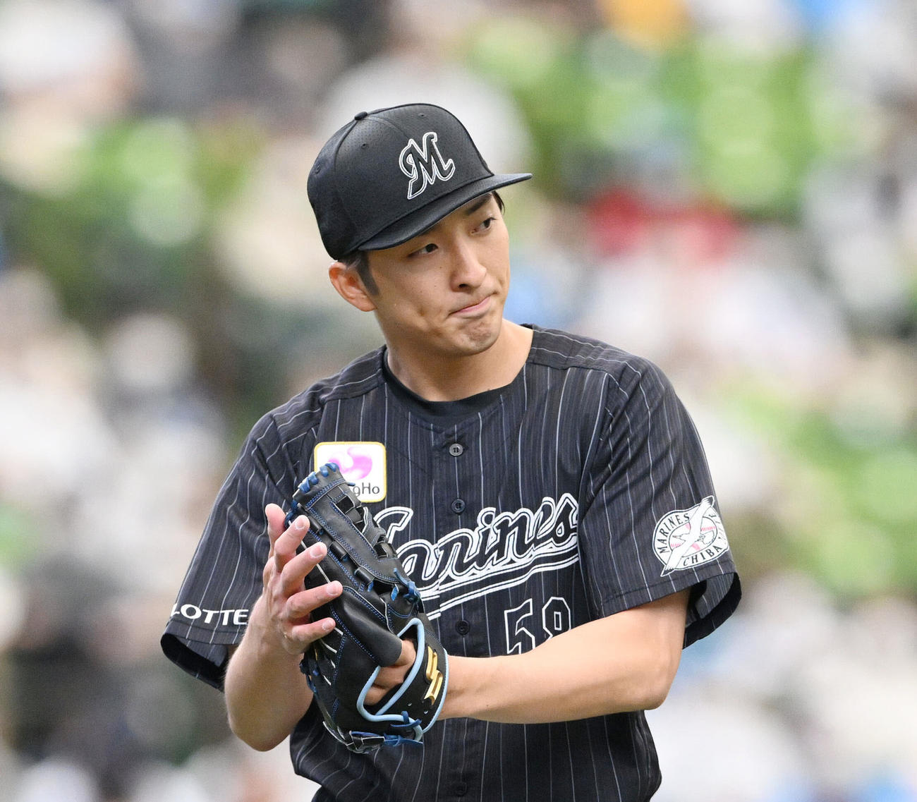 西武対ロッテ　3回を投げ終えたロッテ先発の河村はグラブをたたく（撮影・滝沢徹郎）