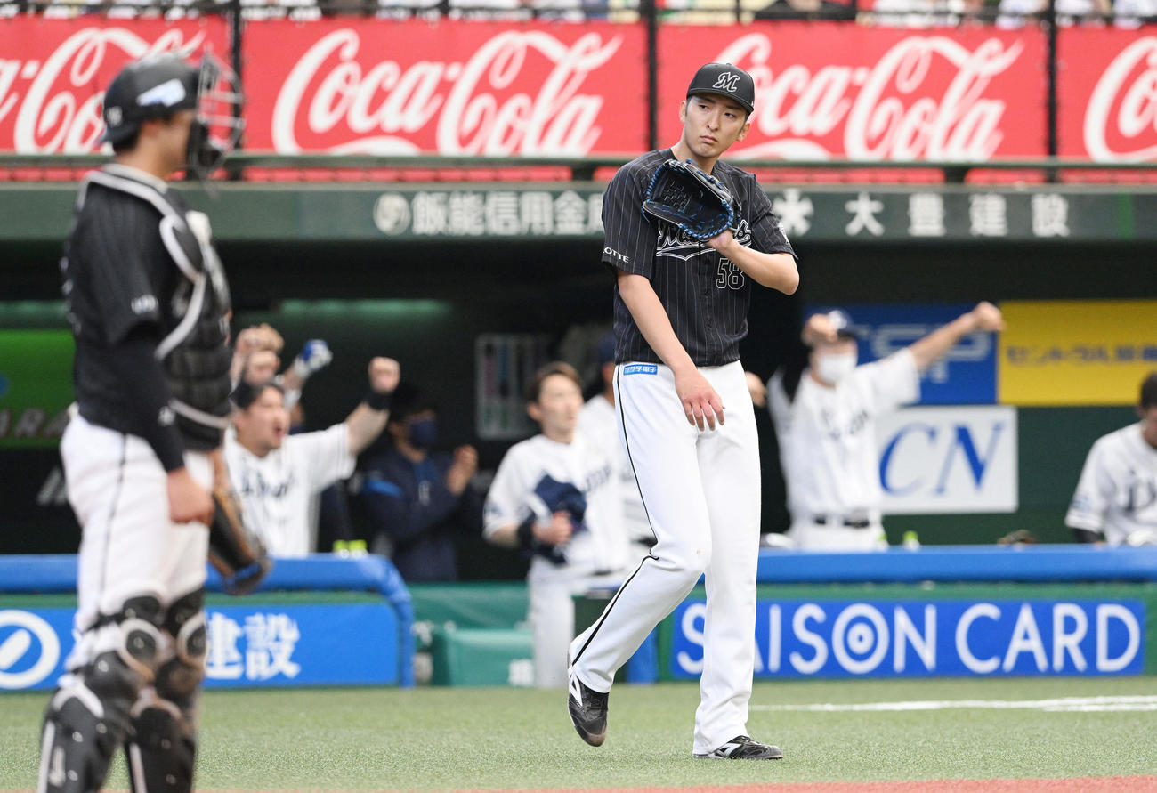 西武対ロッテ　5回裏西武2死一、二塁、オグレディに2点適時二塁打を浴びさえない表情の河村（右）（撮影・滝沢徹郎）