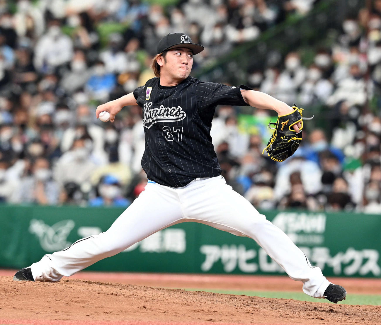 西武対ロッテ　6回からマウンドに上がったロッテ小野郁（撮影・たえ見朱実）