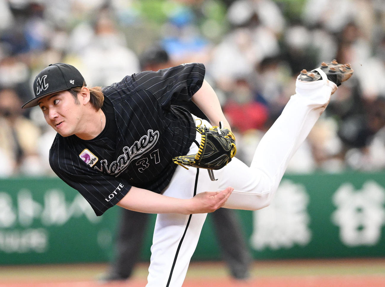 西武対ロッテ　ロッテ2番手で投球する小野（撮影・滝沢徹郎）