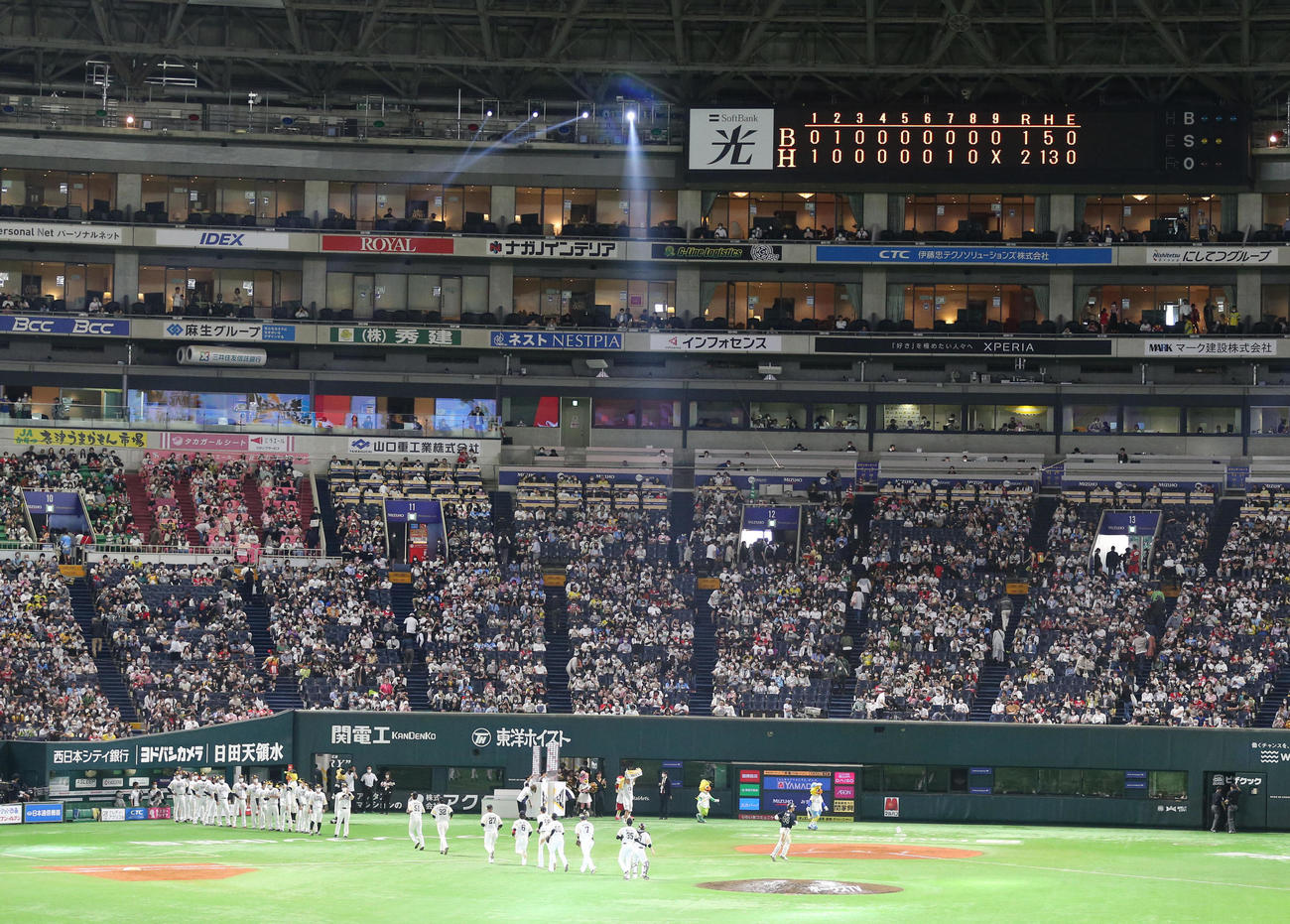 ソフトバンク対オリックス　オリックスに連勝したソフトバンクナインはハイタッチをかわす（撮影・梅根麻紀）