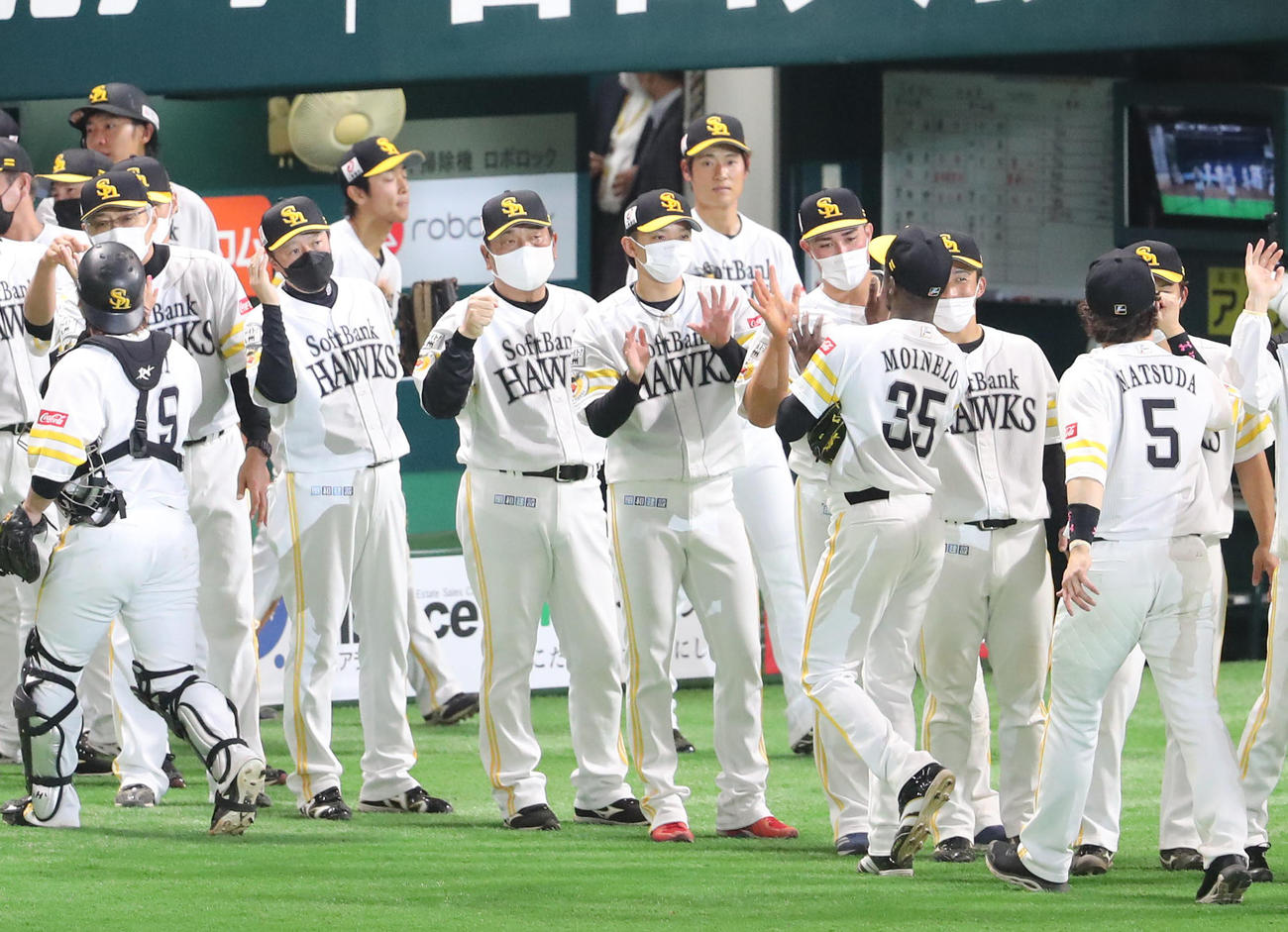 ソフトバンク対オリックス　オリックスに連勝したソフトバンクナインはハイタッチをかわす（撮影・梅根麻紀）