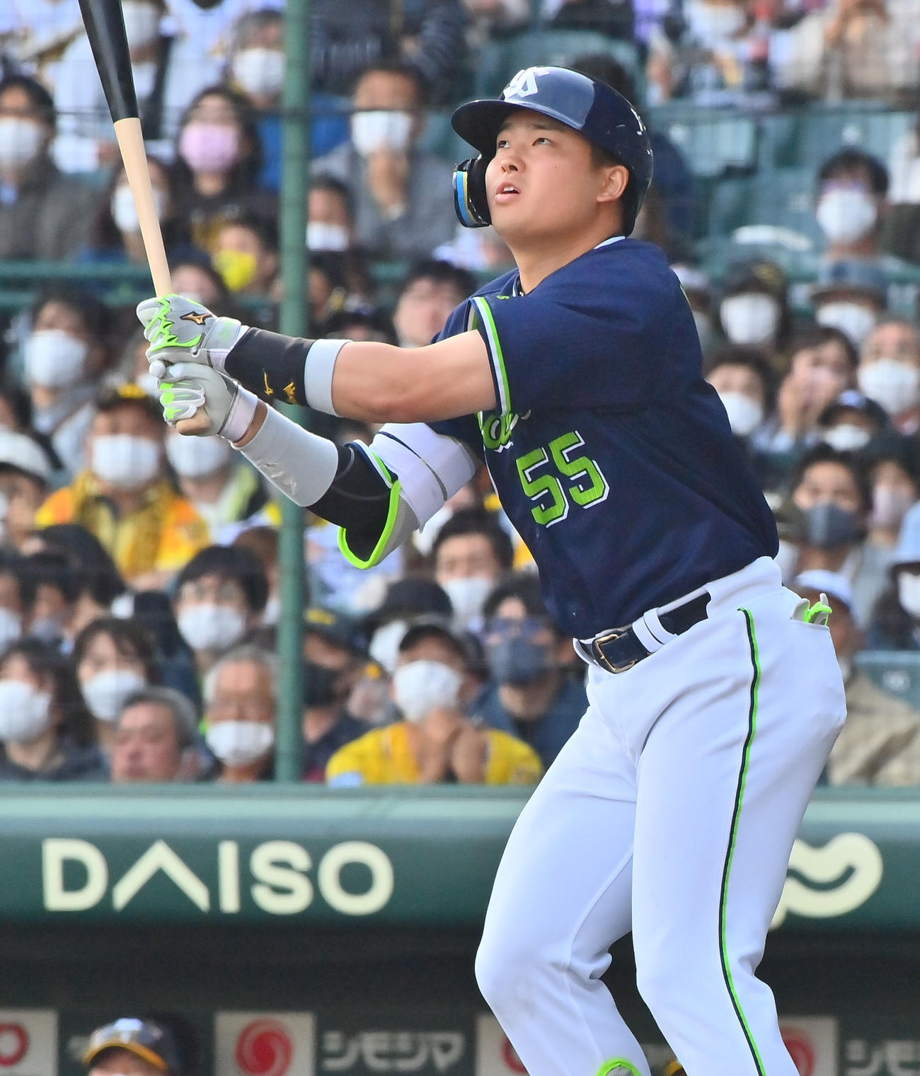 阪神対ヤクルト　6回表ヤクルト1死一、二塁、左越えに適時二塁打を放つ村上（撮影・和賀正仁）
