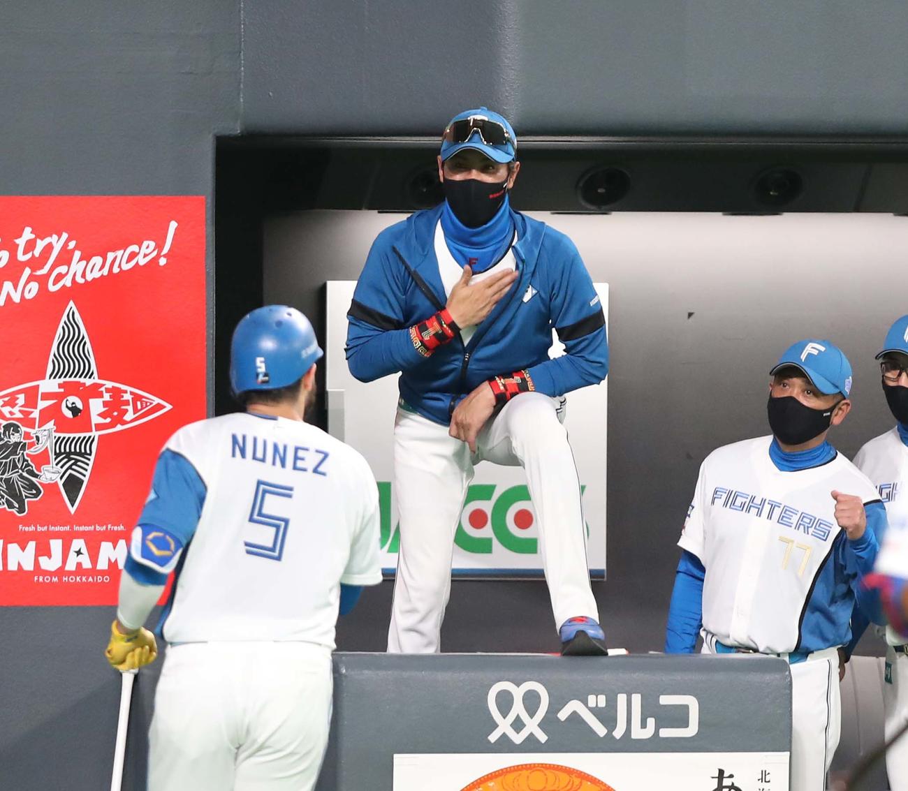 日本ハム対楽天　7回裏、本塁打を放ったヌニエスを出迎える新庄剛志監督（撮影・黒川智章）