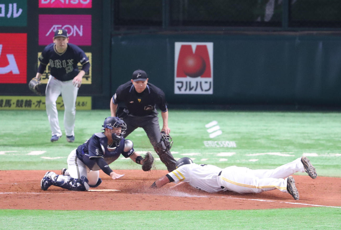 ソフトバンク対オリックス　4回裏ソフトバンク1死一、二塁、三森大貴の中前安打の間、二塁走者のリチャードは本塁へ走るが惜しくもアウト（撮影・梅根麻紀）