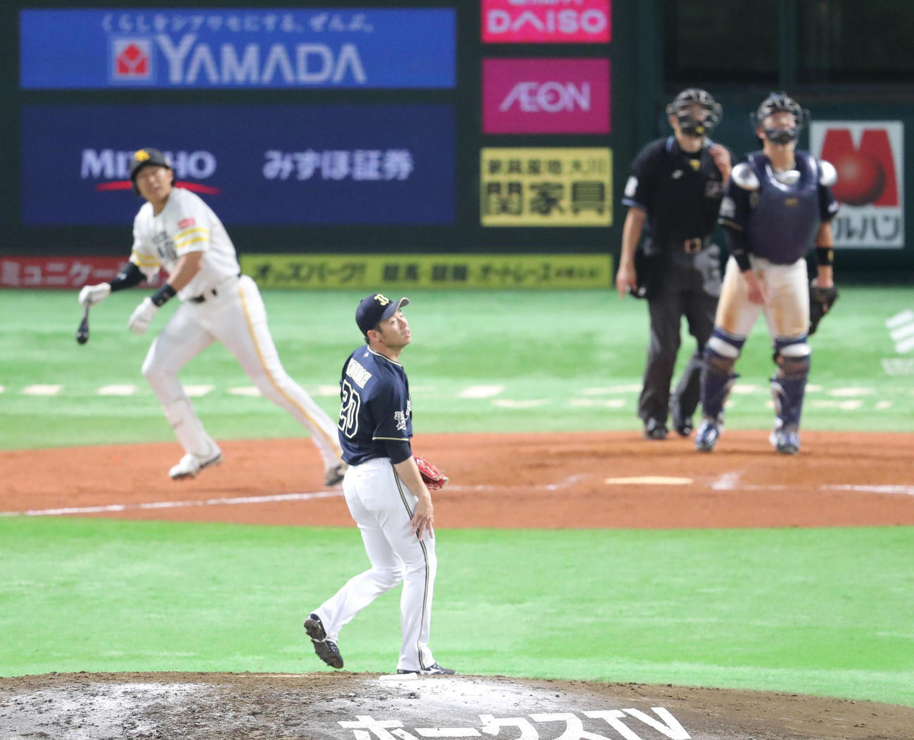 ソフトバンク対オリックス　7回裏ソフトバンク2死、近藤は柳田に左越え勝ち越し本塁打を浴びる（撮影・梅根麻紀）