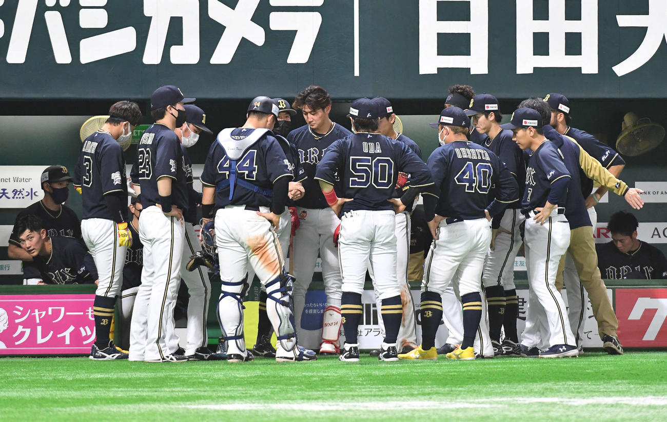 ソフトバンク対オリックス　8回表の攻撃前に円陣を組むオリックスナイン（撮影・岩下翔太）
