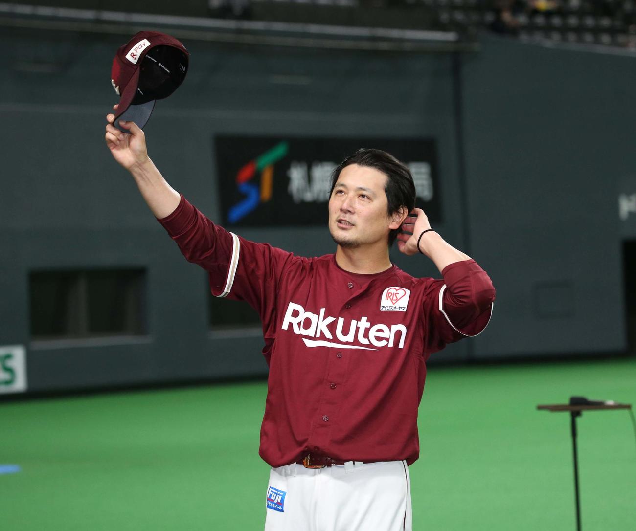 日本ハム対楽天　試合後、スタンドのあいさつする涌井（撮影・黒川智章）