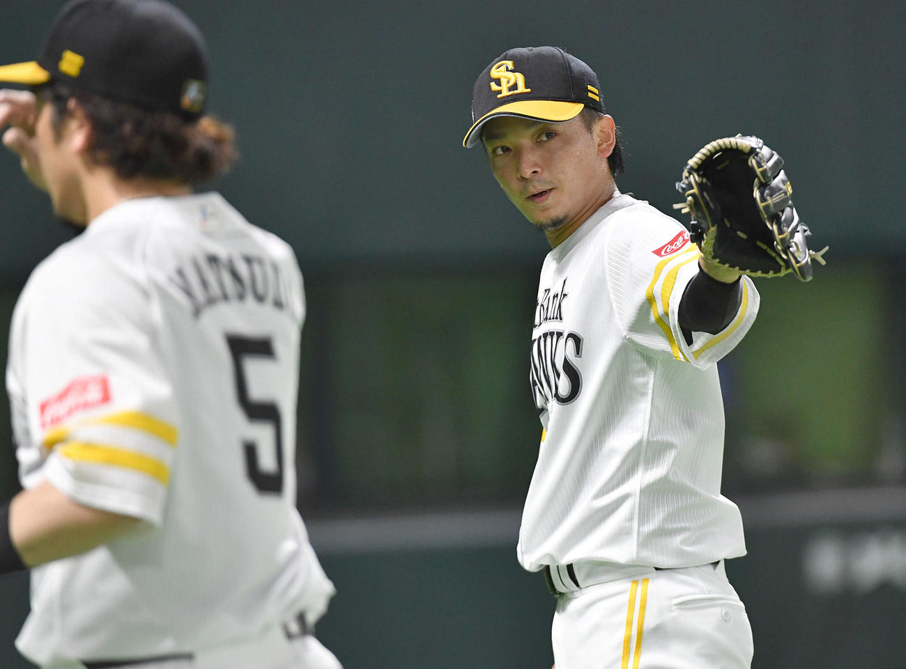 ソフトバンク対オリックス　4回表を3者凡退に抑え、ナインをたたえてベンチへ戻る東浜（撮影・岩下翔太）