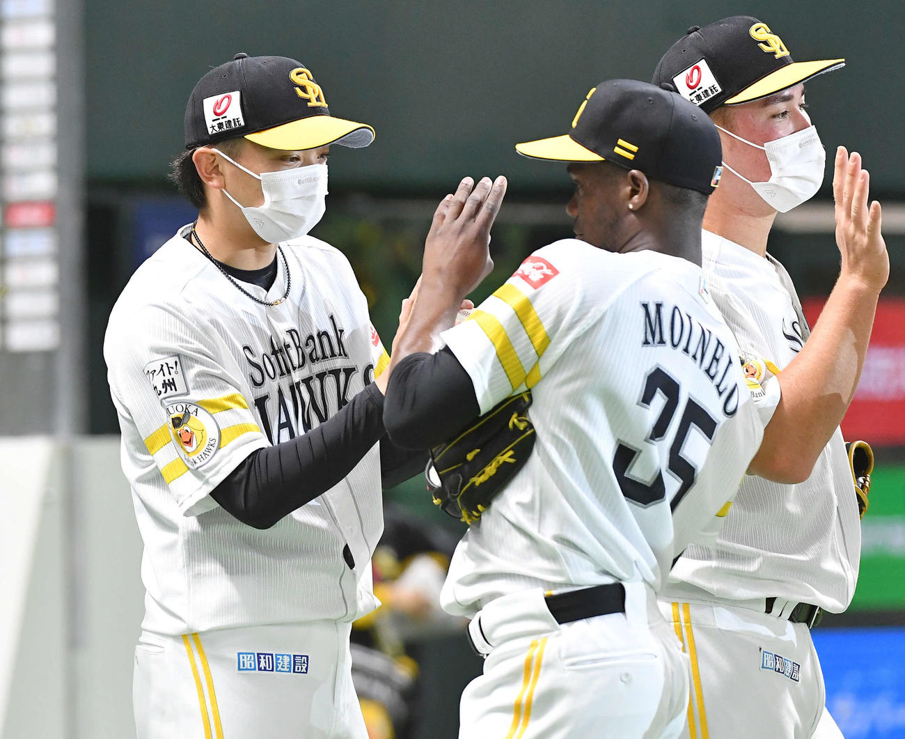 ソフトバンク対オリックス　オリックスに勝利し、モイネロ（中央）からウイニングボールを受け取る東浜（左）、右はリチャード（撮影・岩下翔太）