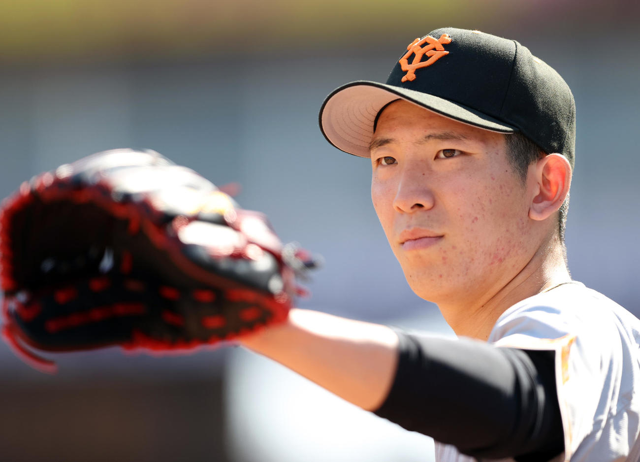 広島対巨人　4回表巨人2死二塁、本塁アウトとなった香月のリクエスト検証の間、ベンチ前でキャッチボールをする戸郷（撮影・狩俣裕三）