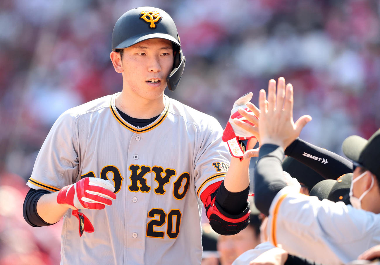 広島対巨人　3回表巨人1死一塁、送りバントを決め、ベンチに迎えられる戸郷（撮影・狩俣裕三）
