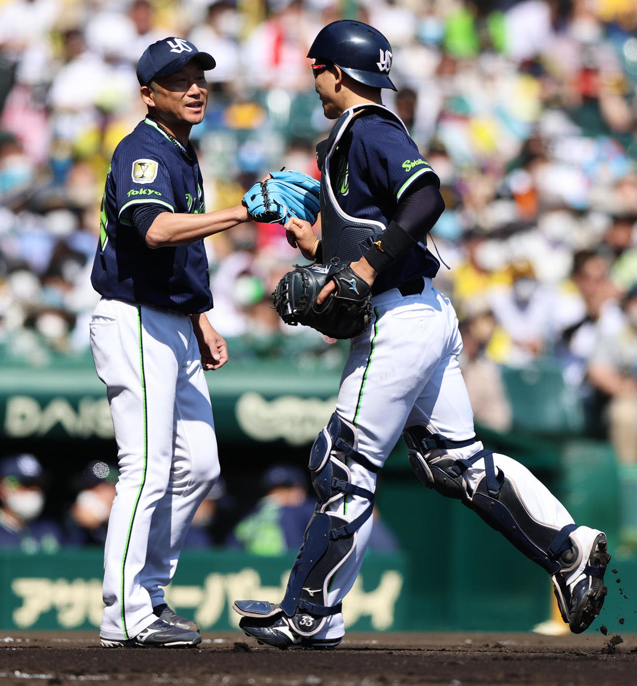 阪神対ヤクルト　2回裏阪神2死二、三塁、石川（左）は秋山を捕ゴロに仕留め捕手内山壮に笑顔で声をかける（撮影・上山淳一）