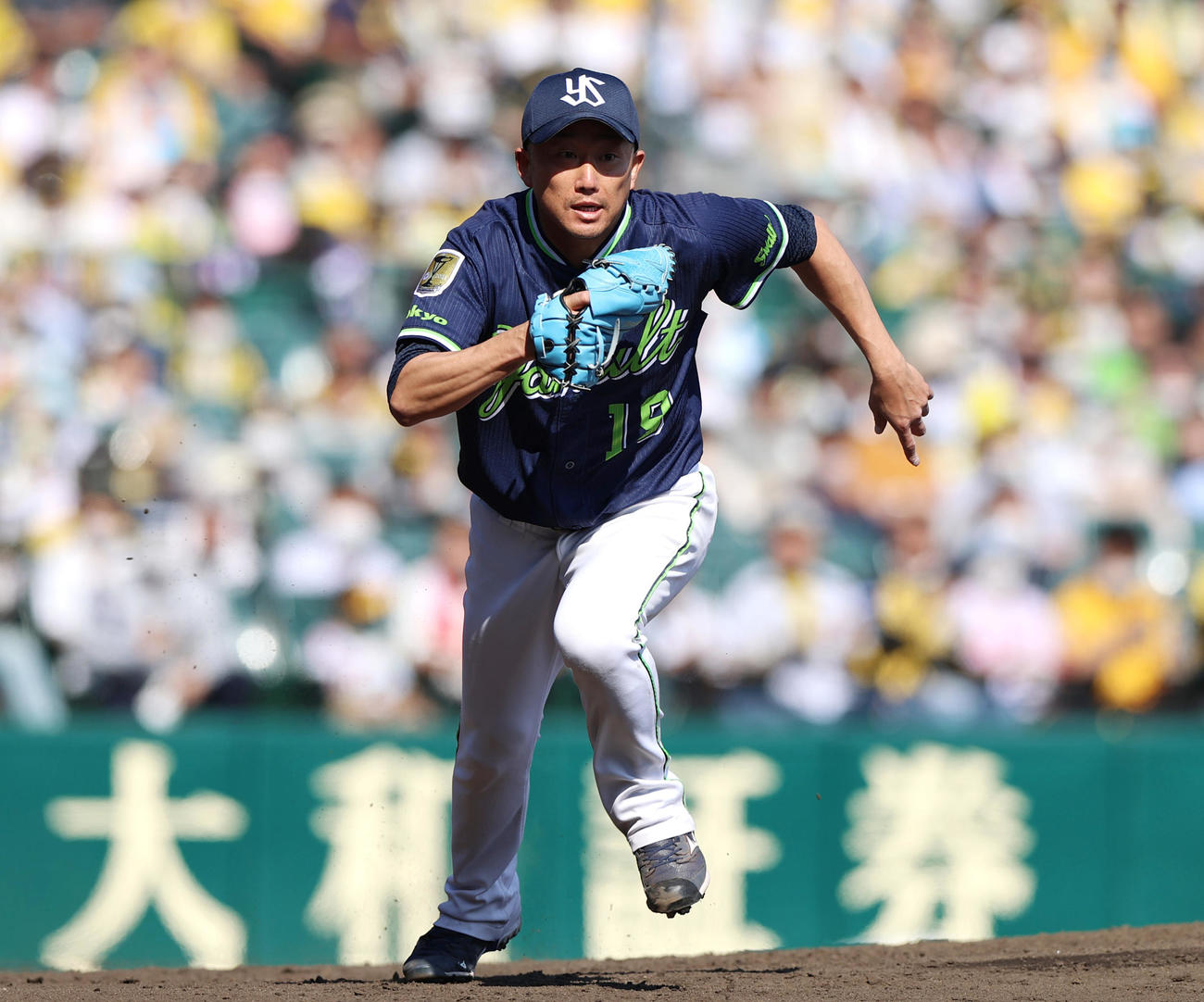 阪神対ヤクルト　4回裏阪神2死、石川は小野寺の一ゴロでベースカバーに走る（撮影・上山淳一）