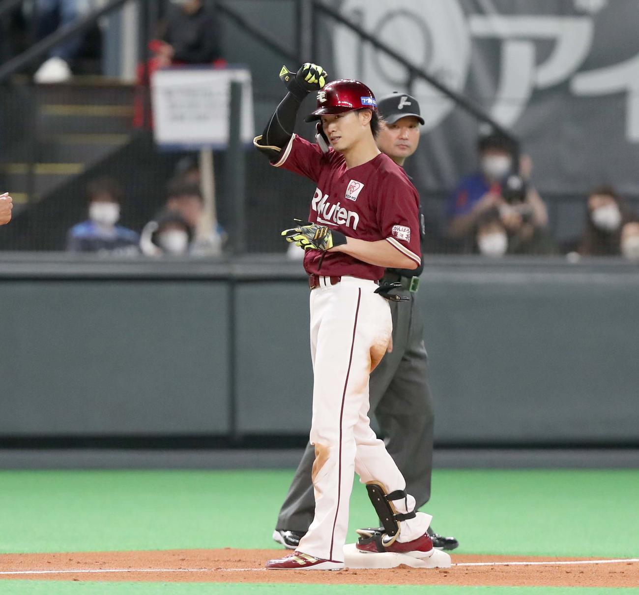 日本ハム対楽天　3回表楽天2死二塁、右中間に適時三塁打を放ちガッツポーズの西川（撮影・黒川智章）