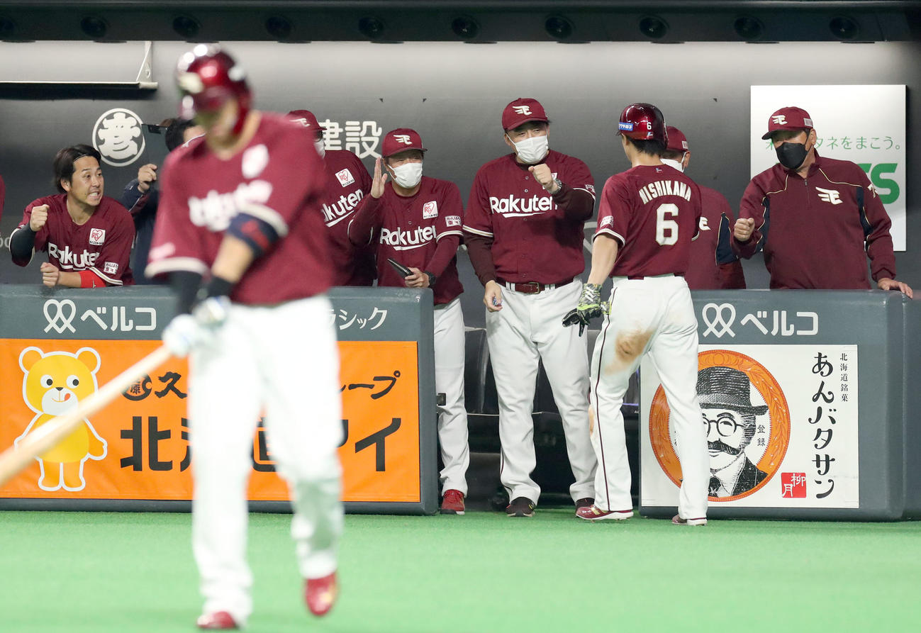 日本ハム対楽天　3回表楽天2死三塁、石井GM兼監督（中央）は小深田の中前適時打で生還した西川を出迎える（撮影・佐藤翔太）