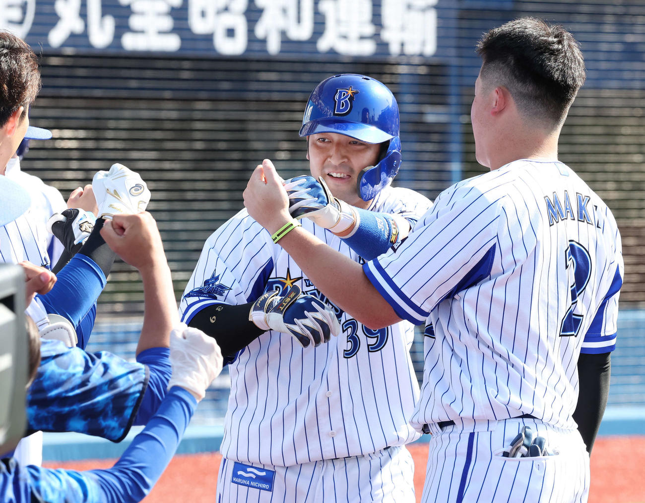 DeNA対中日　4回裏DeNA無死一塁、嶺井は左越えに先制の2点本塁打を放ち仲間の祝福を受ける（撮影・丹羽敏通）