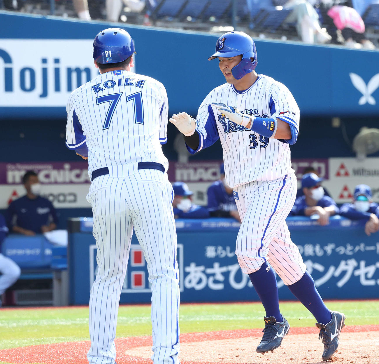 DeNA対中日　4回裏DeNA無死一塁、嶺井は左越えに先制の2点本塁打を放ち小池コーチに迎えられる（撮影・丹羽敏通）