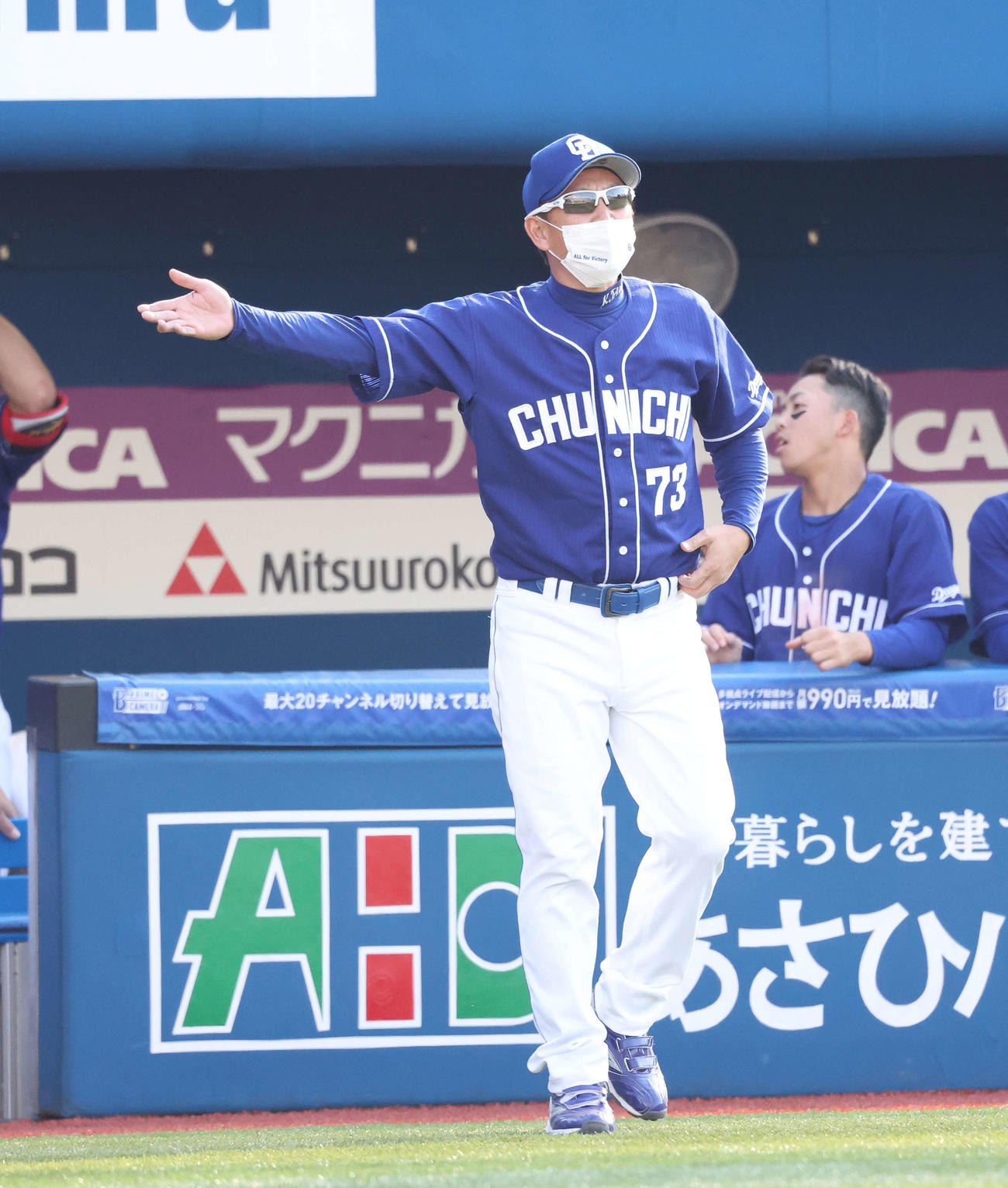 DeNA対中日　7回表中日2死一塁、代打福留を告げる立浪監督（撮影・丹羽敏通）