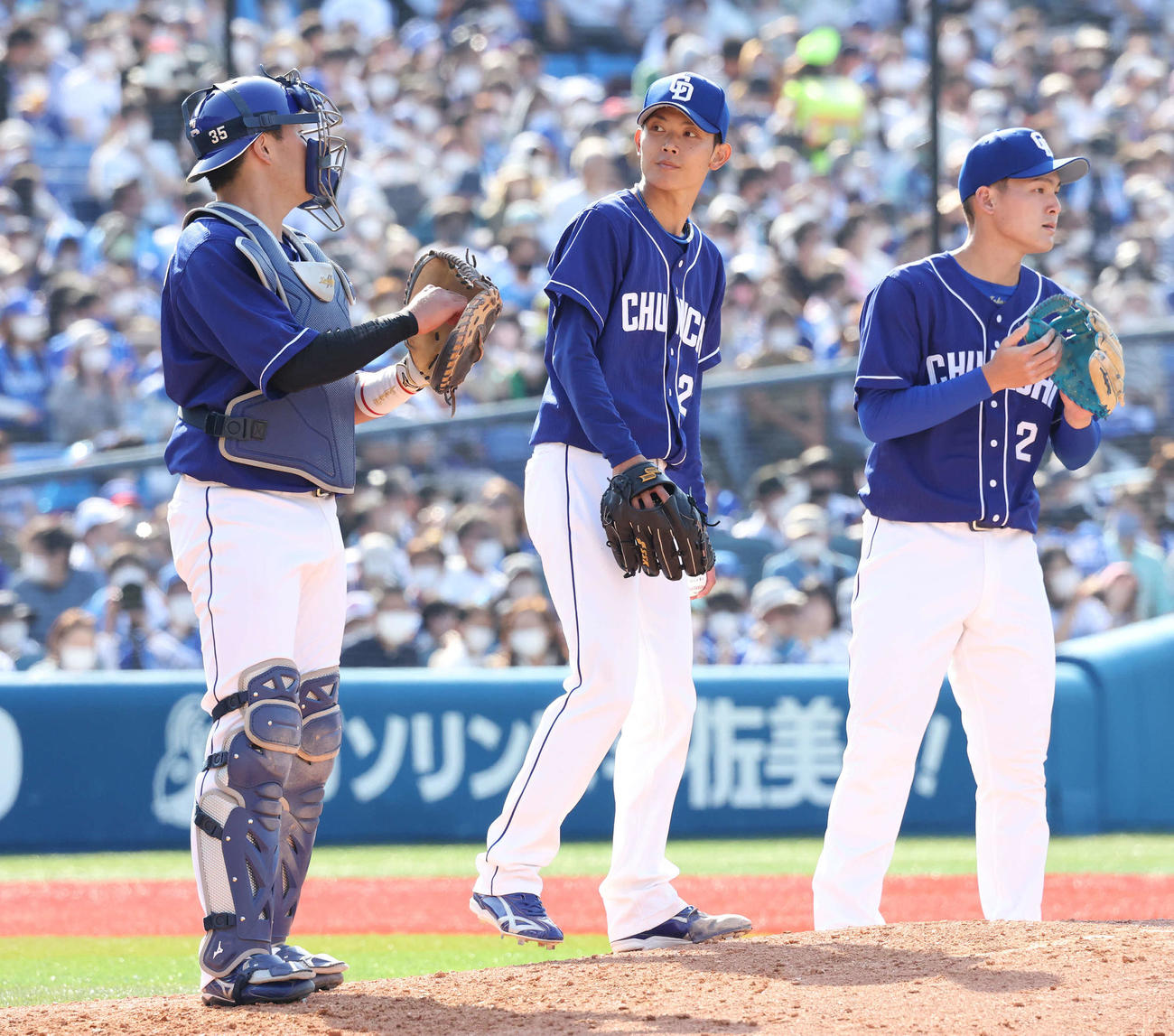 DeNA対中日　5回、3点目を許した中日先発岡田（中央）（撮影・丹羽敏通）