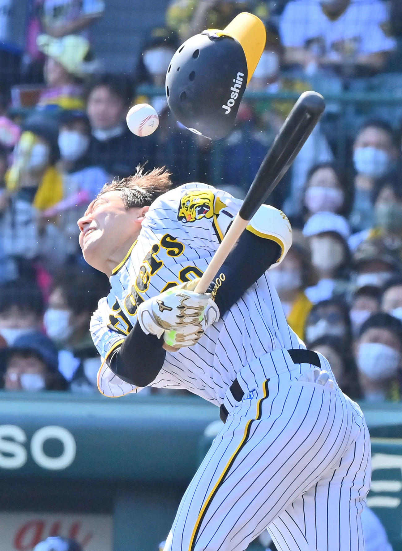 阪神対ヤクルト　3回無死一塁、自打球が顔面に当たった山本（撮影・和賀正仁）