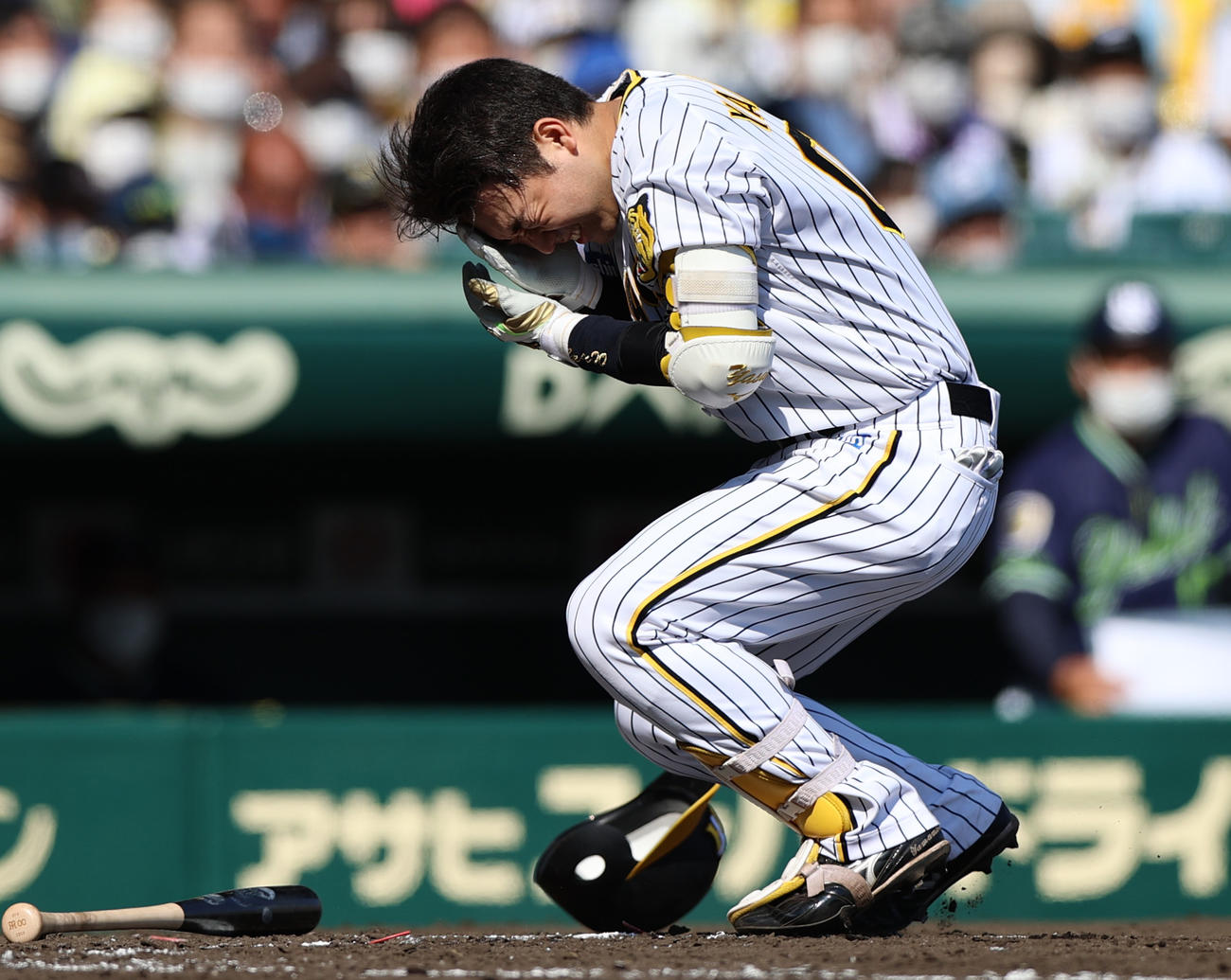 阪神対ヤクルト　3回裏阪神無死一塁、山本泰寛は自打球で痛がる（撮影・上山淳一）