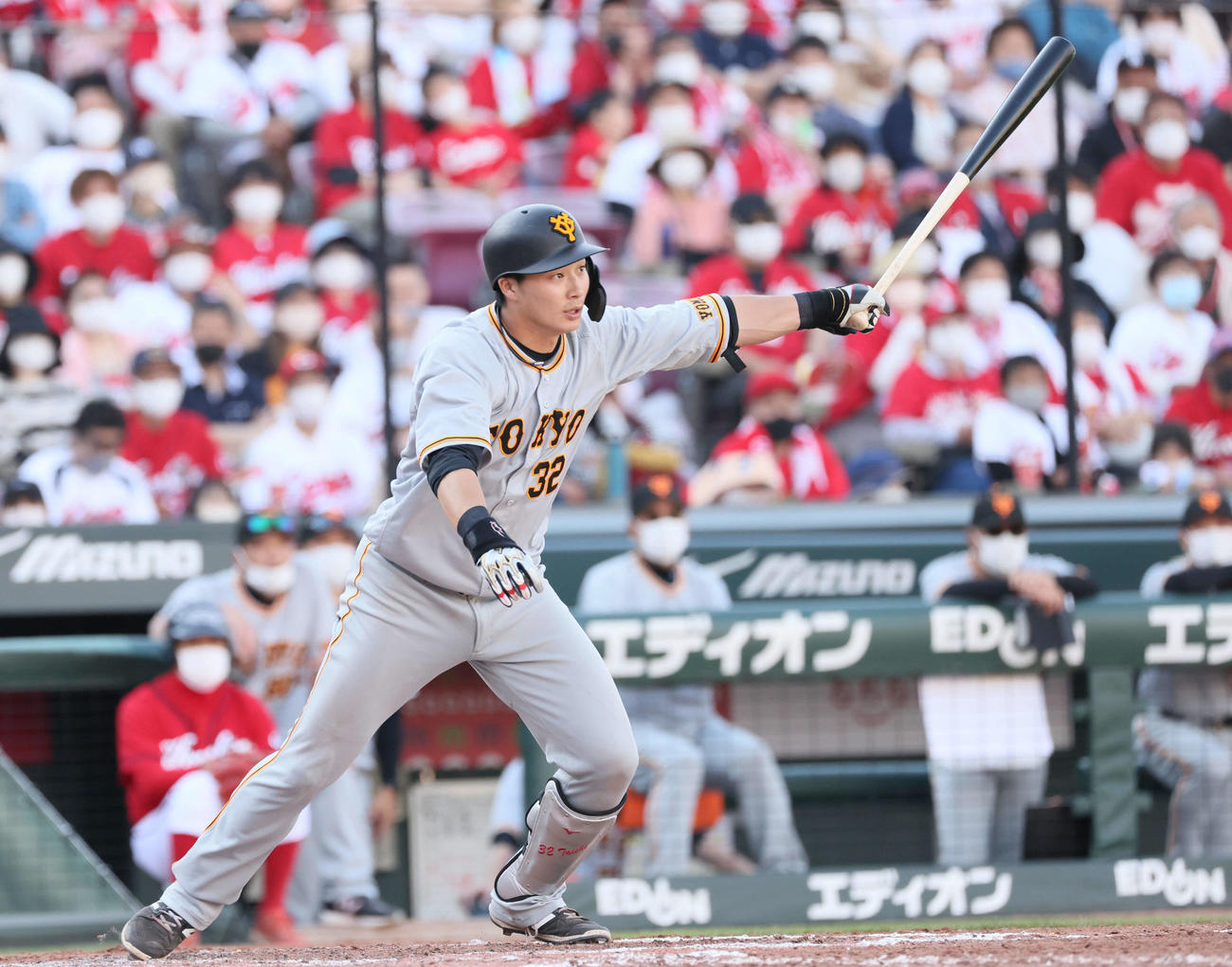 広島対巨人　8回表巨人2死一、二塁、広岡は右2点適時三塁打を放つ（撮影・加藤孝規）