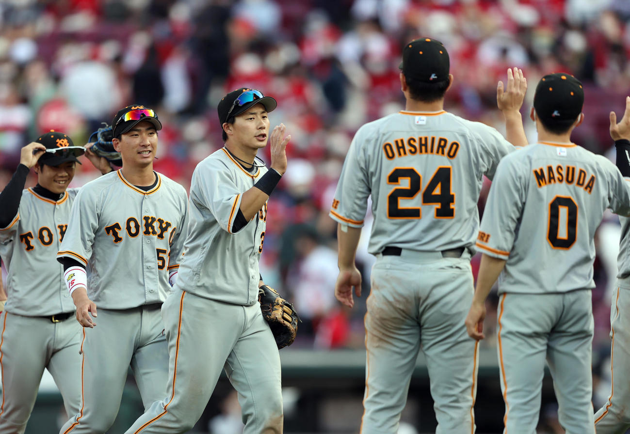 広島対巨人　試合後、喜びを分かち合う広岡（中央）ら巨人の選手たち（撮影・狩俣裕三）