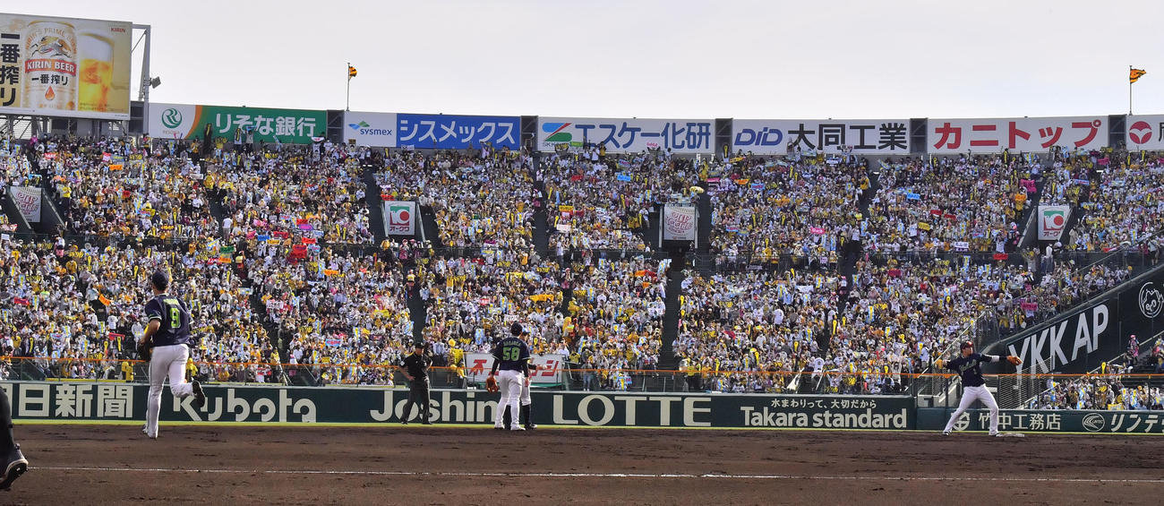 阪神対ヤクルト　7回裏の攻撃を前に応援のボルテージを上げる阪神ファン（撮影・和賀正仁）