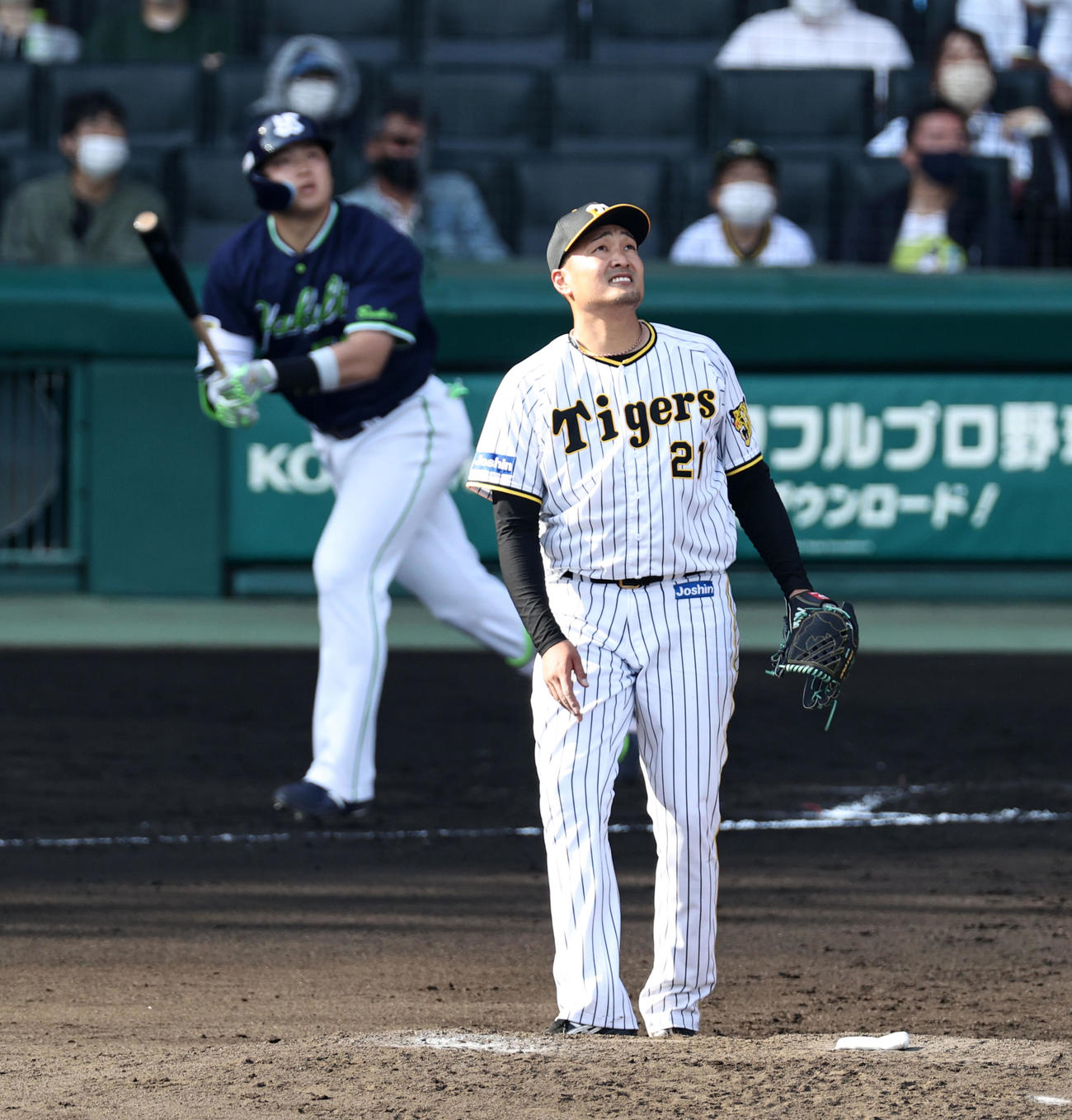 阪神対ヤクルト　6回表ヤクルト1死一、二塁、秋山は村上に左越え適時二塁打を浴びる（撮影・加藤哉）