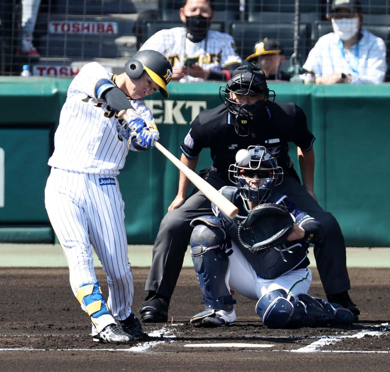 阪神対ヤクルト　1回裏阪神無死、近本は左中間越え二塁打を放つ（撮影・加藤哉）