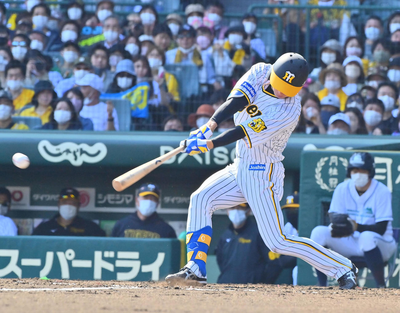 阪神対ヤクルト　3回裏阪神無死、右前打を放つ近本（撮影・和賀正仁）