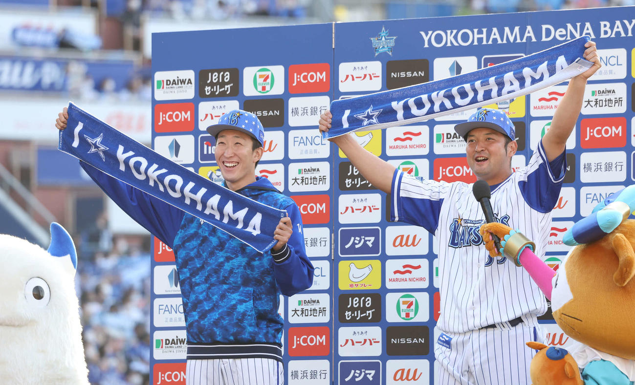 DeNA対中日　お立ち台で笑顔を見せる投打のヒーロー大貫（左）と嶺井のバッテリー（撮影・丹羽敏通）