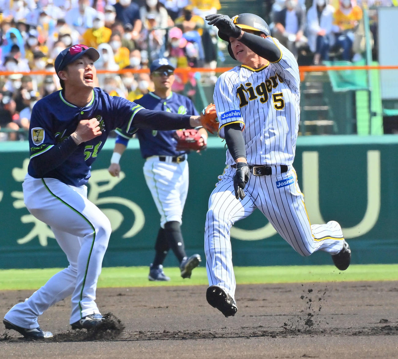 阪神対ヤクルト　1回裏阪神無死二塁、山本の投ゴロで挟まれタッチアウトとなる近本（右）。遊撃手長岡（撮影・和賀正仁）