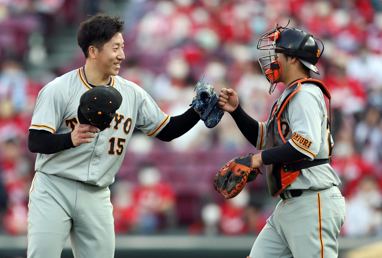 広島対巨人　試合後、岸田（右）とタッチを交わす大勢（撮影・狩俣裕三）