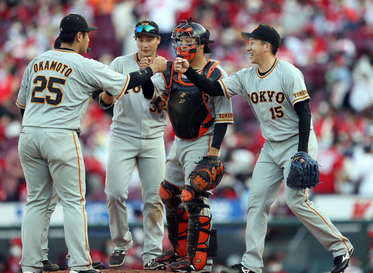 広島対巨人　試合後、喜びを分かち合う大勢（右端）ら巨人ナイン（撮影・狩俣裕三）