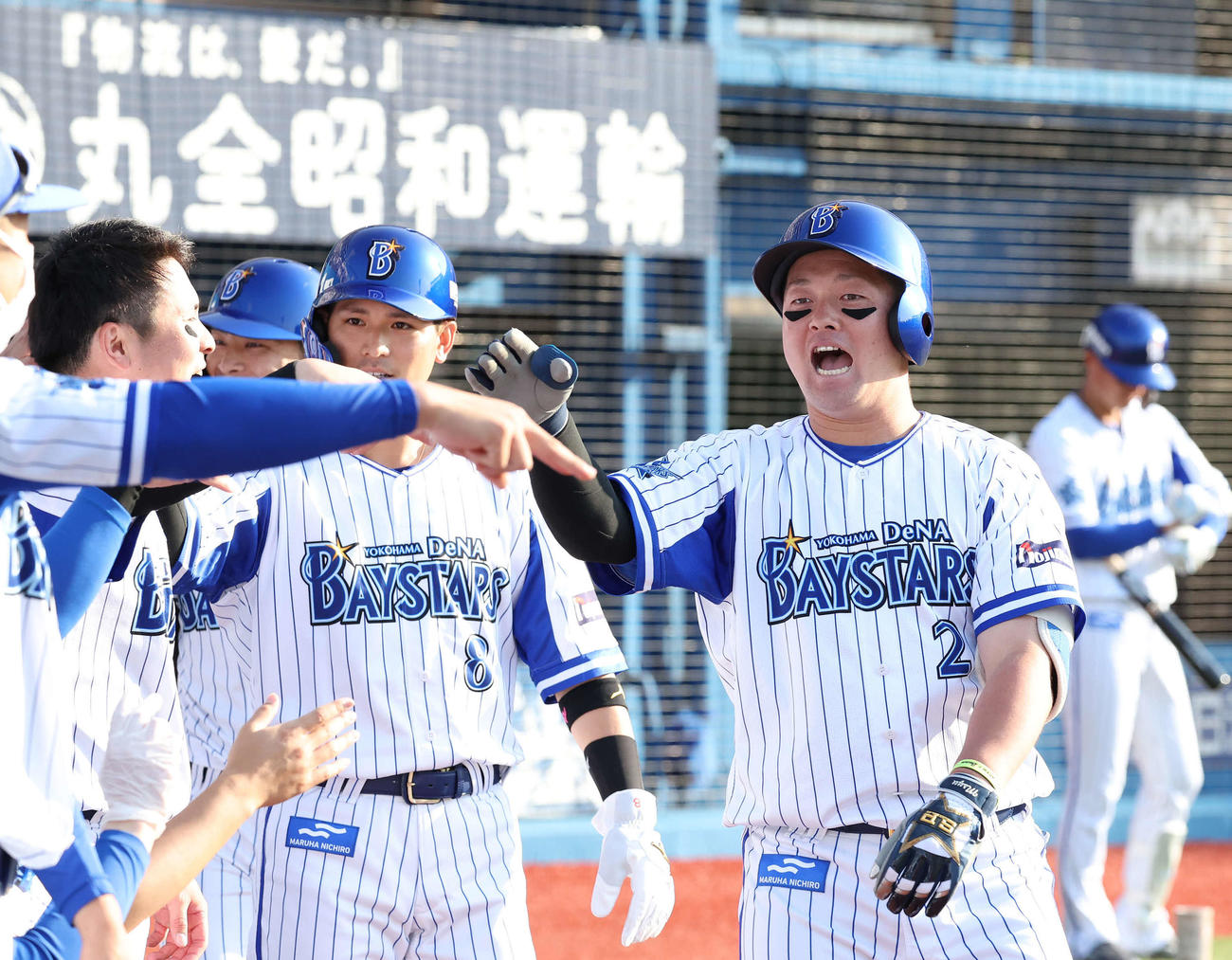 DeNA対中日　7回裏DeNA1死一、二塁、牧（右）は左越えに3点本塁打を放ち仲間の祝福を受ける（撮影・丹羽敏通）