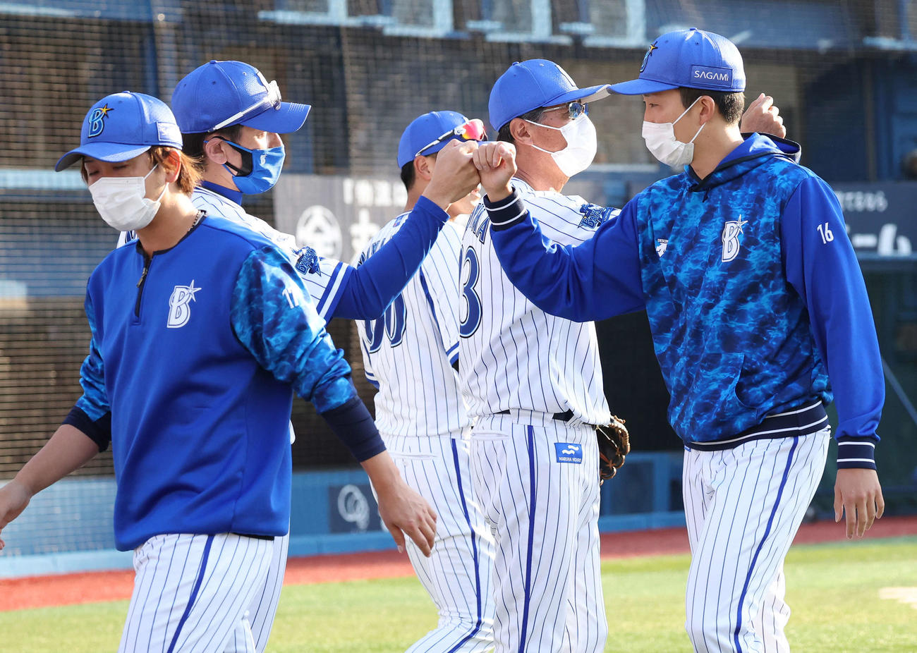 DeNA対中日　チームの連敗を止めて拳を合わせるDeNA大貫（右）と三浦監督（撮影・丹羽敏通）
