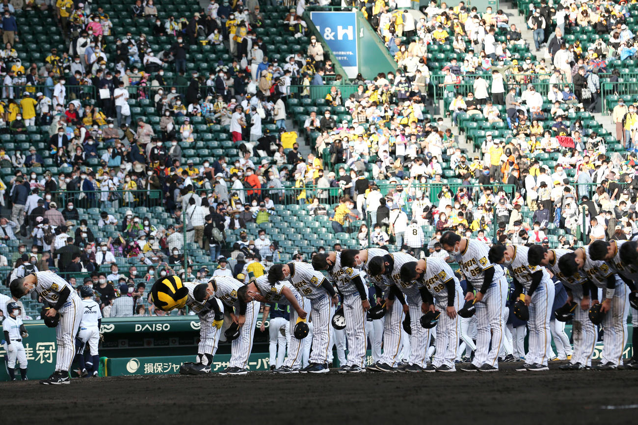阪神対ヤクルト　グラウンドに整列しファンにあいさつする阪神ナイン