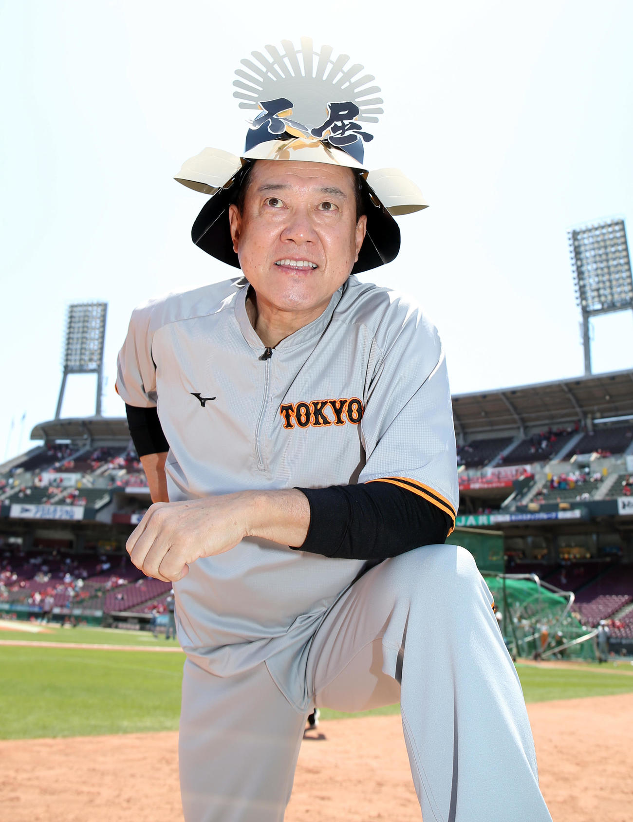 広島対巨人　試合前、こどもの日に合わせ、「不屈」かぶとをかぶり、ポーズを決める巨人原監督（撮影・狩俣裕三）