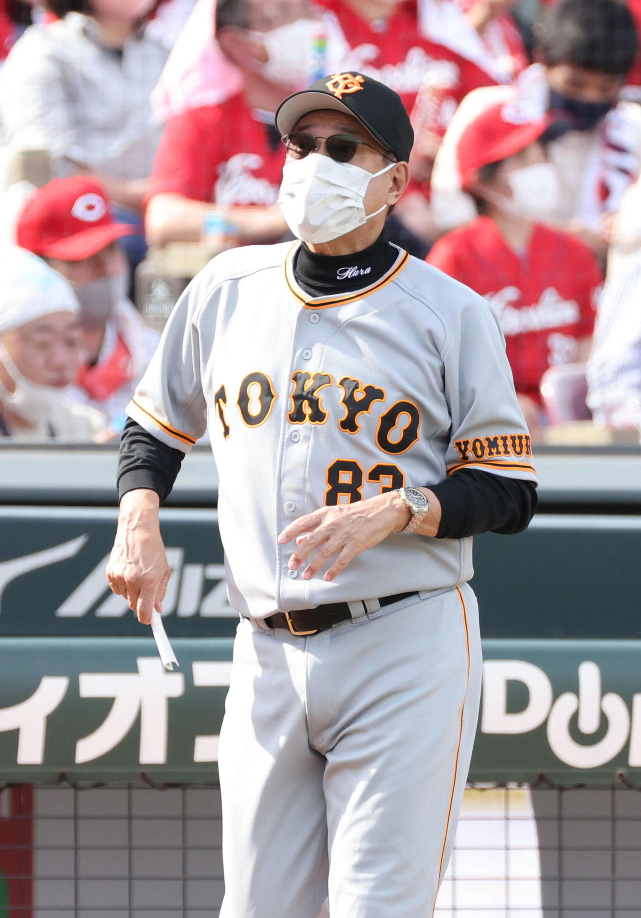 広島対巨人　7回裏広島、交代を告げる原監督（撮影・加藤孝規）