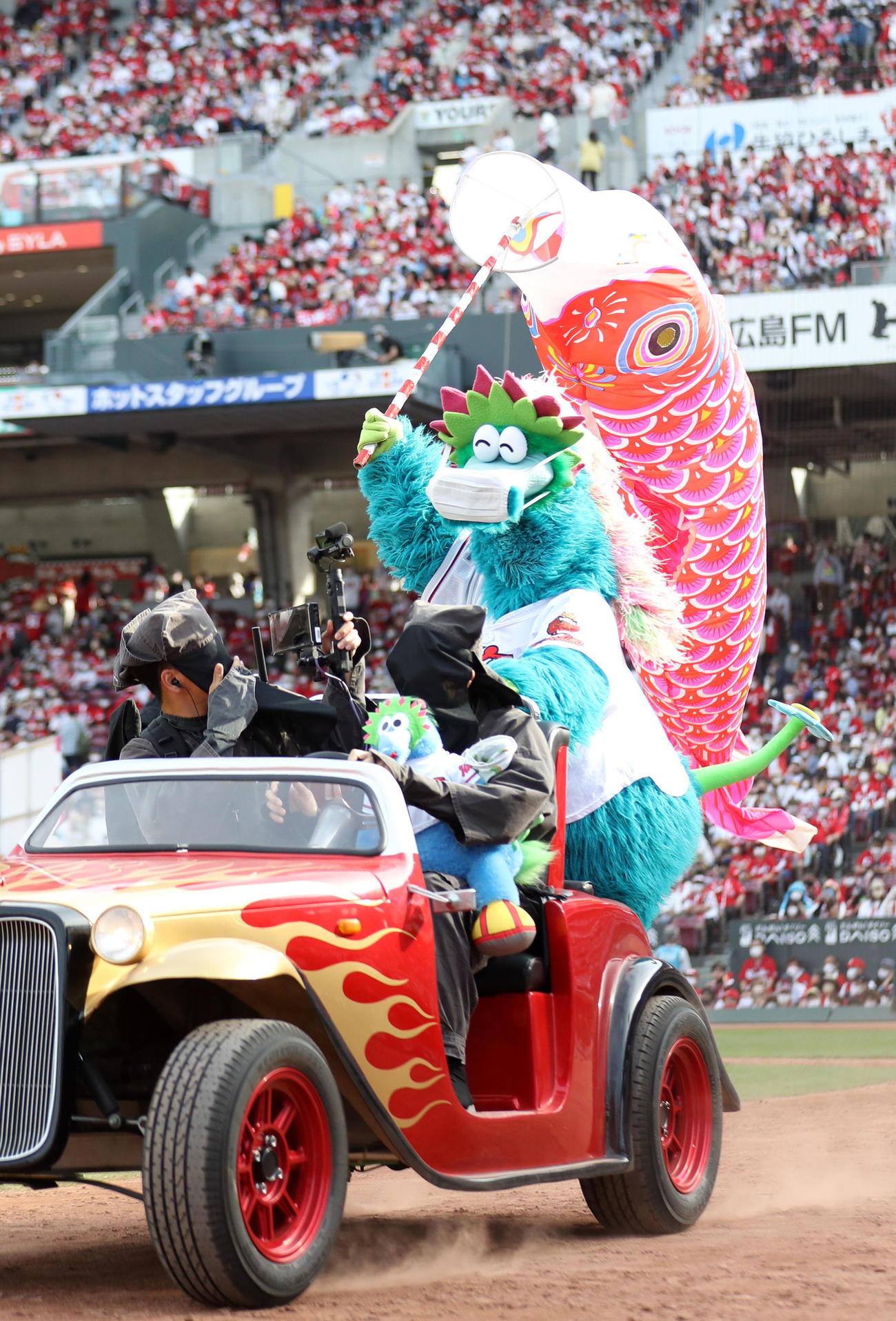 広島対巨人　試合後、立派なこいのぼりを掲げながら場内一周するスラィリー（撮影・狩俣裕三）