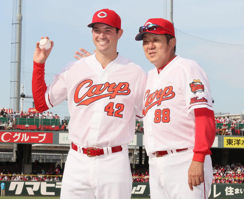 広島対巨人 ウイニングボールを手に来日初勝利を喜ぶアンダーソン(左)と佐々岡監督(撮影・加藤孝規)
