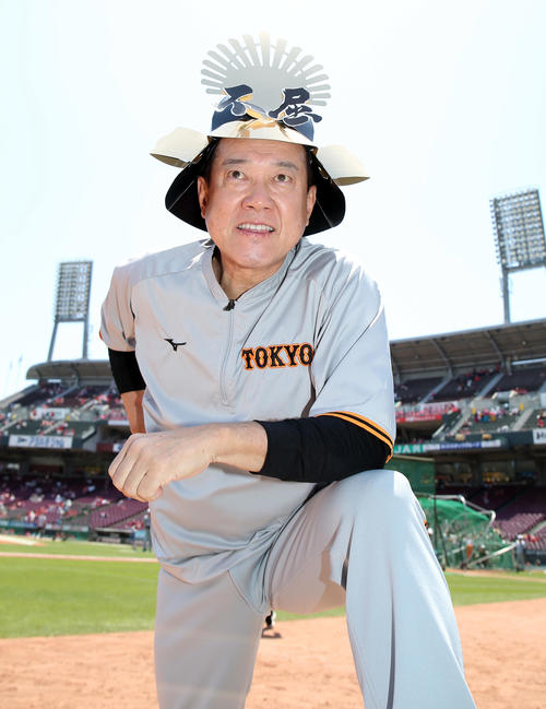 広島対巨人 試合前、こどもの日に合わせ、「不屈」かぶとをかぶり、ポーズを決める巨人原監督(撮影・狩俣裕三)
