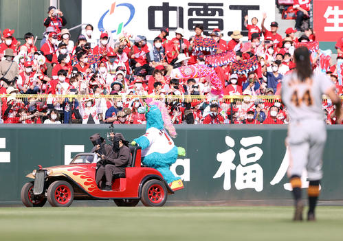 広島対巨人 ラッキーセブンでファンの前でこいのぼりを振るスラィリー(撮影・狩俣裕三)