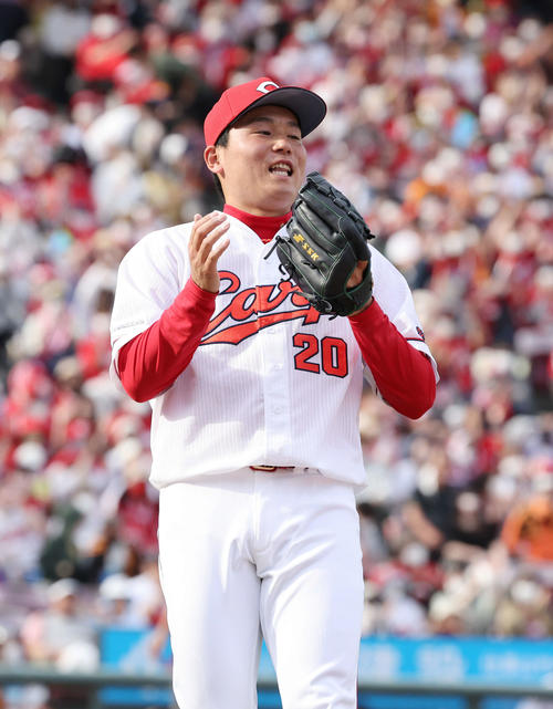 広島対巨人 9回表巨人2死、香月の一直で試合終了、喜ぶ広島抑えの栗林(撮影・加藤孝規)