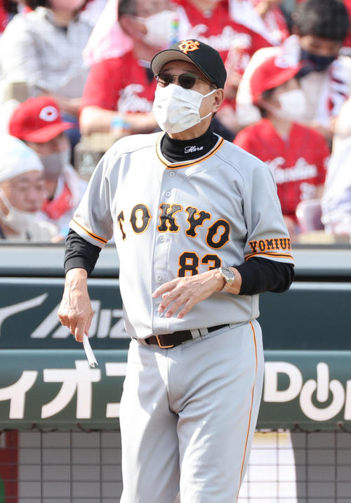 広島対巨人 7回裏広島、交代を告げる原監督(撮影・加藤孝規)