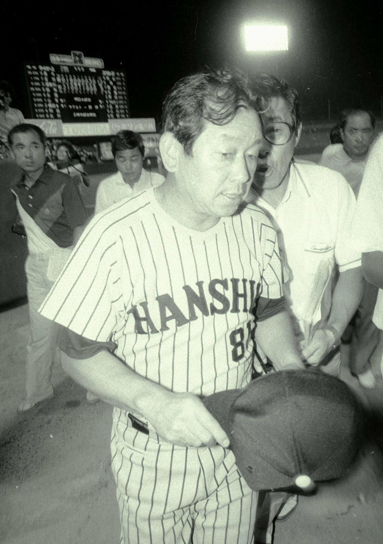 85年、神宮球場での試合を終え、報道陣に囲まれて引き揚げる吉田監督