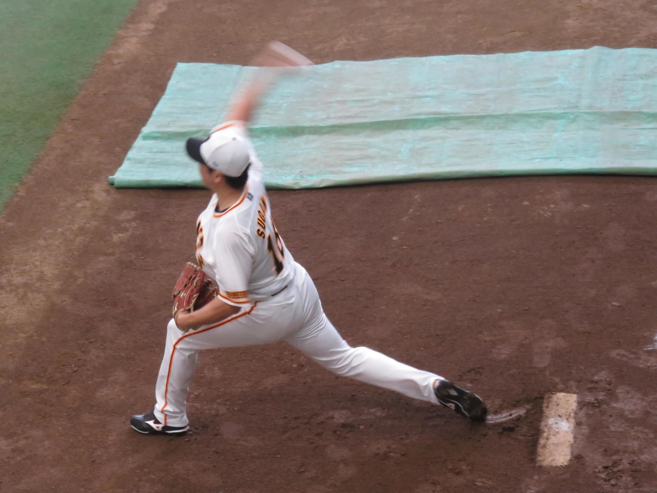 ブルペンで投球練習を行う、右肘の違和感でファーム調整中の巨人菅野